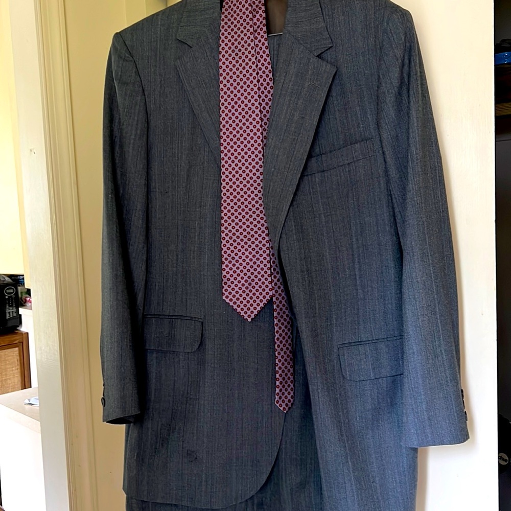 Mens grey suit. Jacket 46 reg. Pants 40” X 32”. Great condition.